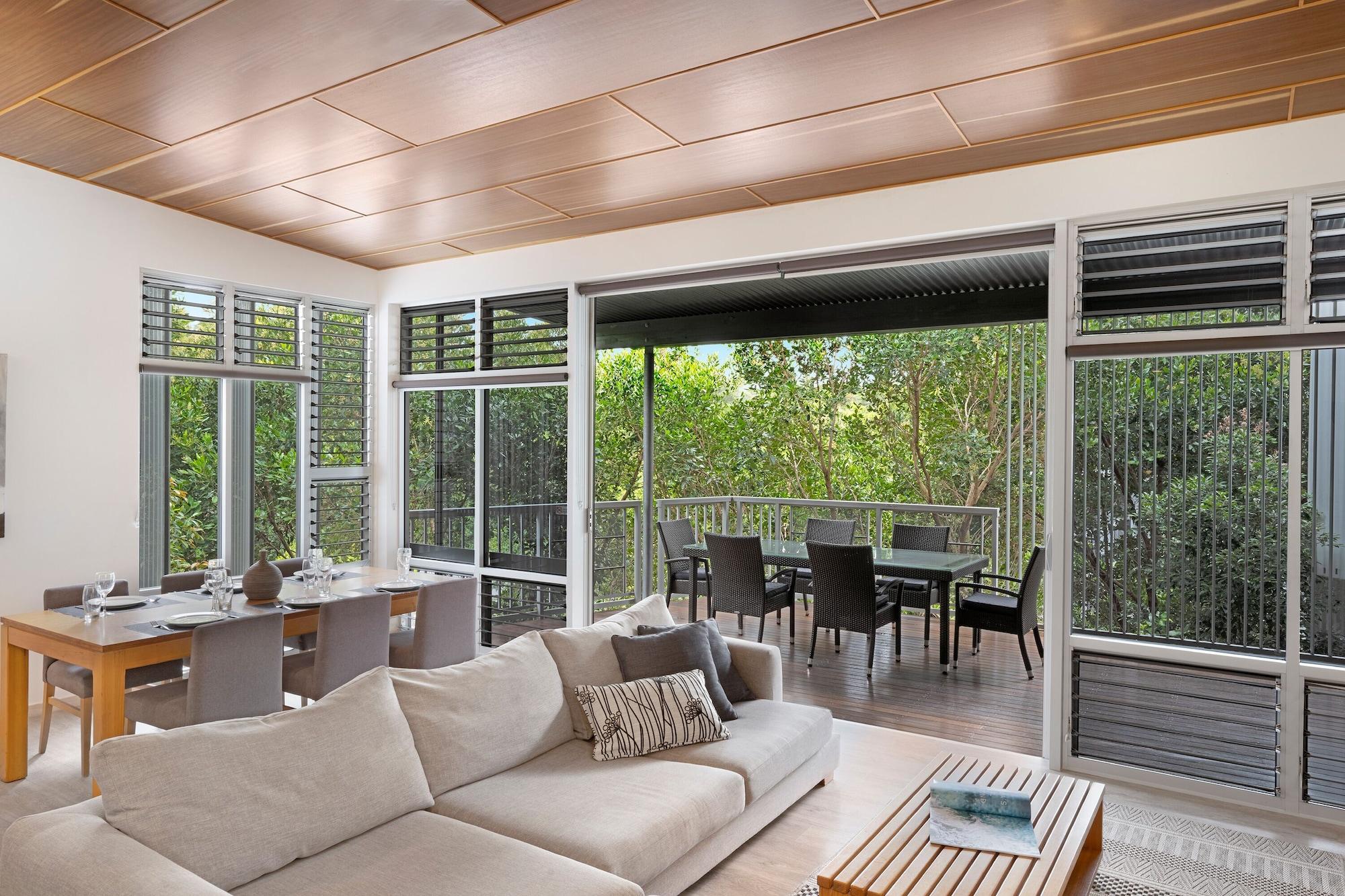 Peppers Noosa Resort And Villas Eksteriør billede Living room with a view of the rainforest