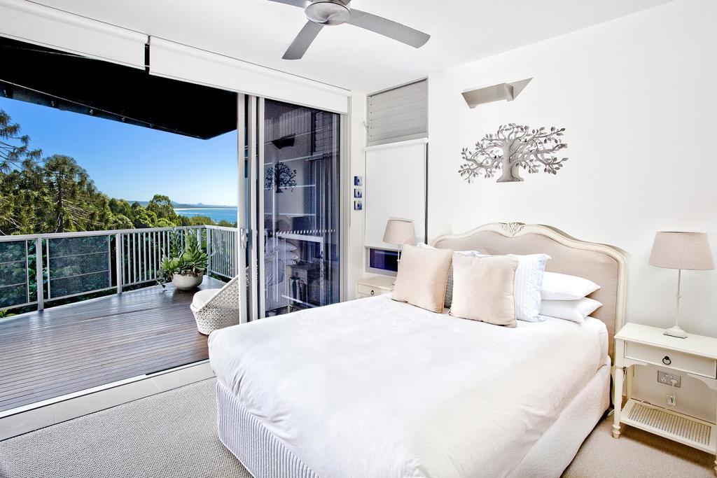 Peppers Noosa Resort And Villas Værelse billede A bedroom with a sliding door