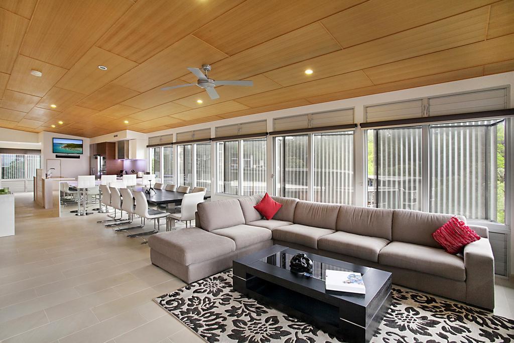Peppers Noosa Resort And Villas Eksteriør billede A living room with a large sectional sofa