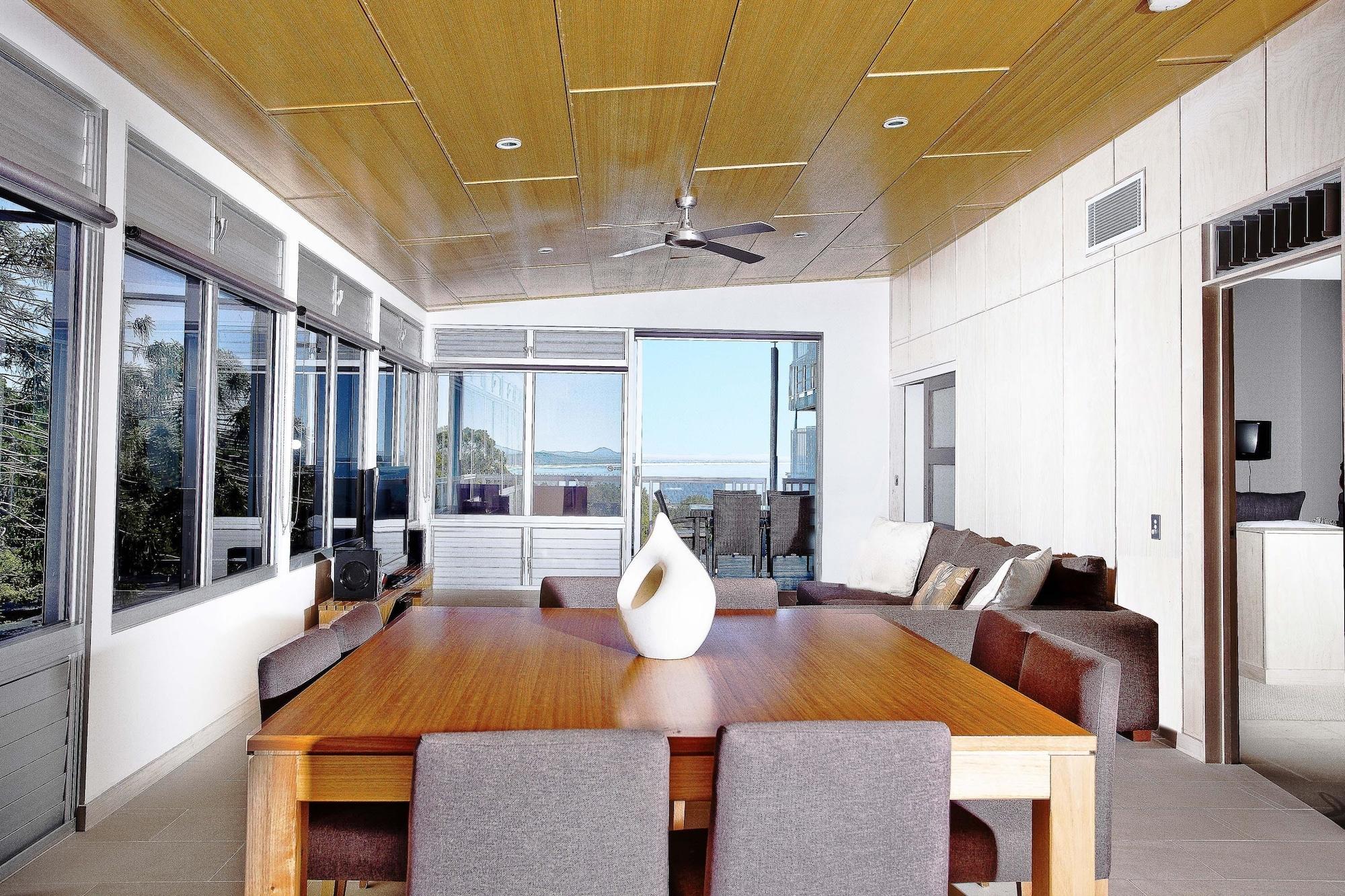 Peppers Noosa Resort And Villas Eksteriør billede A living room with a ceiling fan